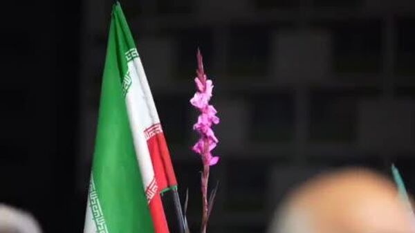 مردم تهران آمبولانس آسیبدیده در حملات آمریکا و اسرائیل را گلباران کردند - اسپوتنیک ایران  