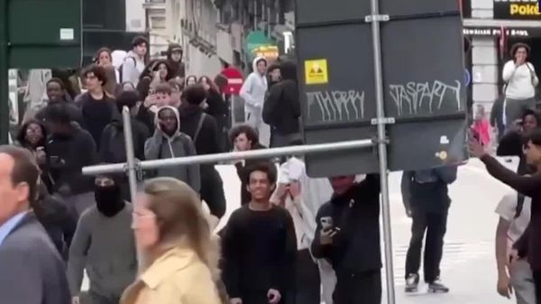 در جریان اعتراض دانشآموزان و دانشجویان به کاهش بودجه آموزش و پرورش، در بروکسل شورشهایی رخ داد - اسپوتنیک ایران  
