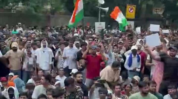 هزاران دانشجو در دهلی نو زیر پرچم «حزب سوسکها» علیه سیستم معیوب امتحانات تظاهرات کردند - اسپوتنیک ایران  