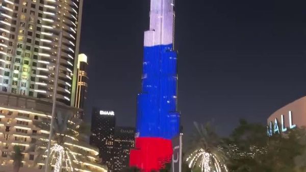 بلندترین ساختمان جهان، برج خلیفه در دبی، به افتخار روز روسیه به رنگ پرچم سه رنگ روسیه نورپردازی شد - اسپوتنیک ایران  