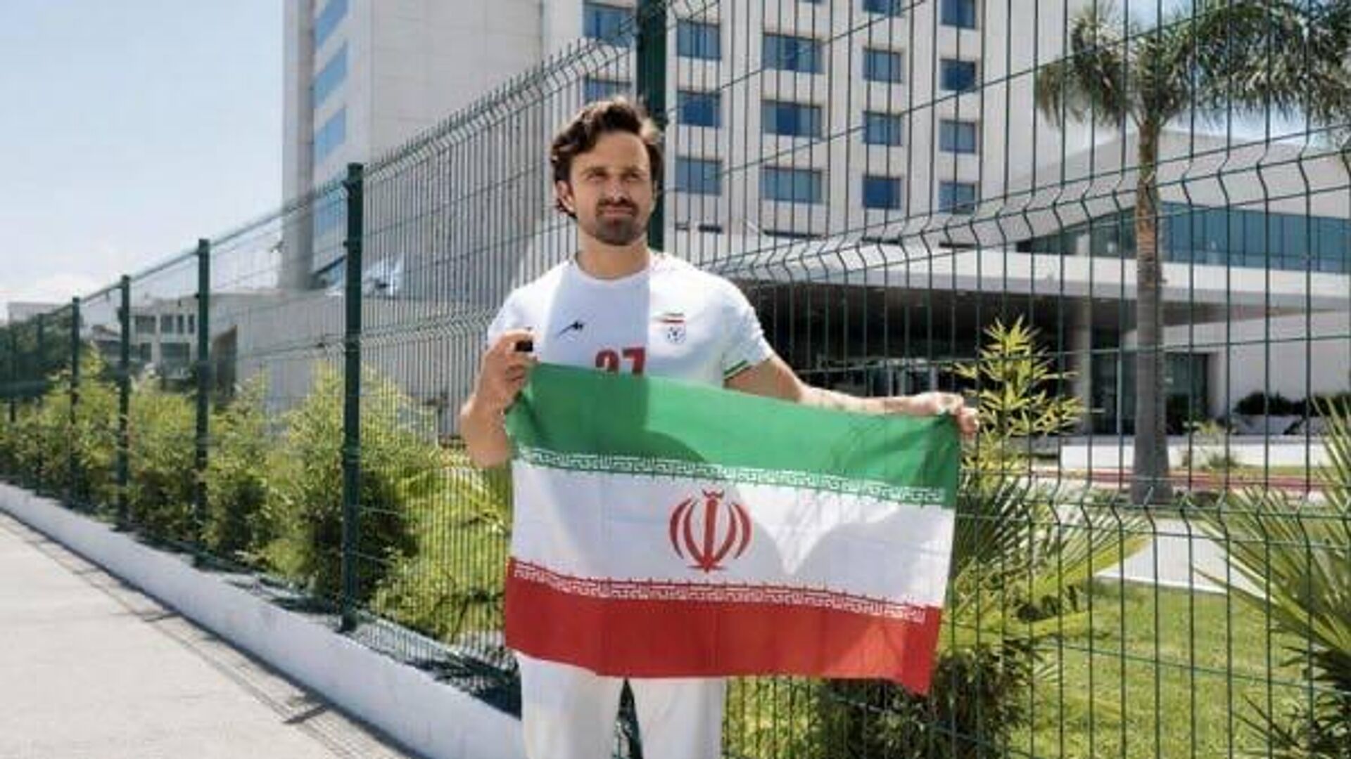 سلبریتی آمریکایی پرچم ایران را به اهتزار درآورد سلبریتی آمریکایی پرچم ایران را به اهتزار درآورد - اسپوتنیک ایران , 1920, 13.06.2026