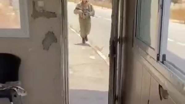 زمین خوردن یک سرباز اسرائیلی هنگام عبور سریع از در زمانی که در حال تلاش برای فرار از یک پهپاد حزبالله بود - اسپوتنیک ایران  