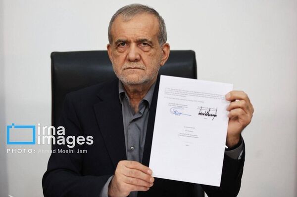 تصاویر لحظۀ امضای رئیس جمهور ایران پای یادداشت تفاهم نامۀ اسلامآباد - اسپوتنیک ایران  