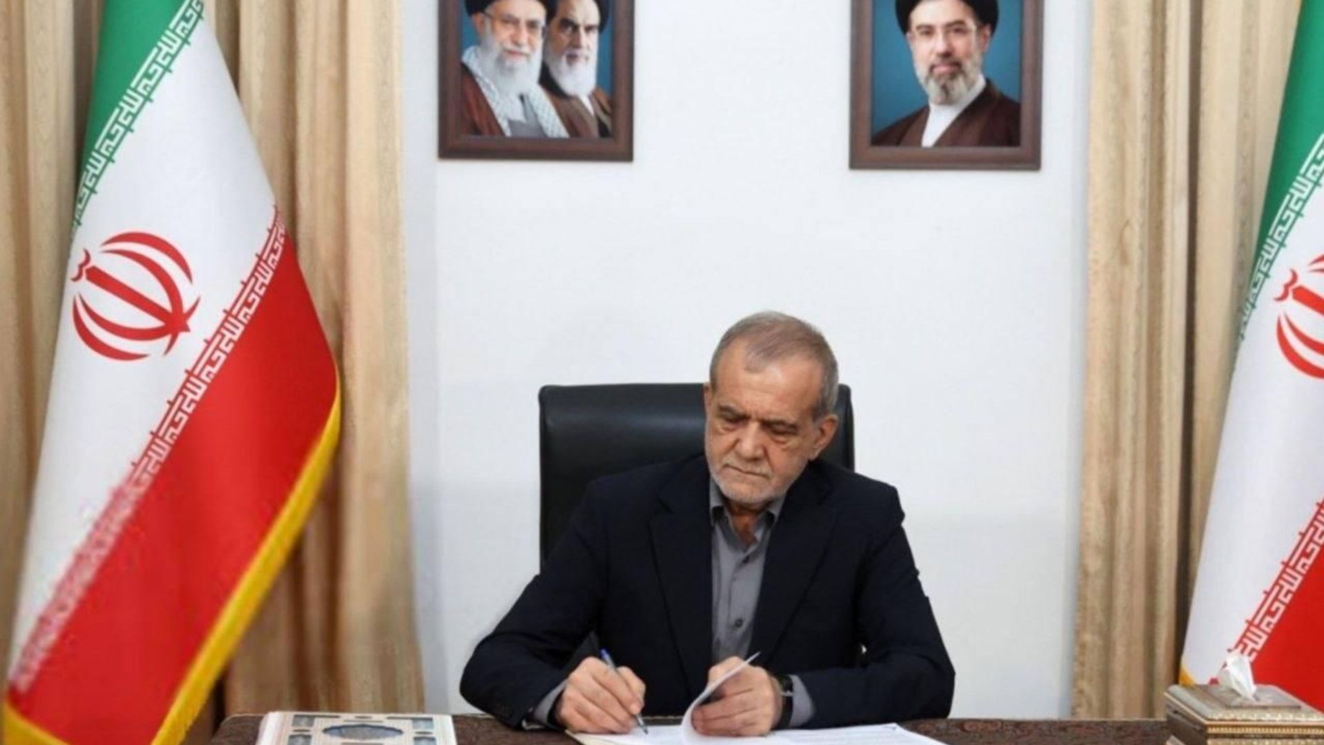 تصاویر لحظۀ امضای رئیس جمهور ایران پای یادداشت تفاهم نامۀ اسلامآباد تصاویر لحظۀ امضای رئیس جمهور ایران پای یادداشت تفاهم نامۀ اسلامآباد - اسپوتنیک ایران , 1920, 09.07.2026