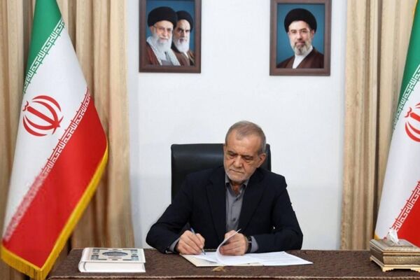 تصاویر لحظۀ امضای رئیس جمهور ایران پای یادداشت تفاهم نامۀ اسلامآباد - اسپوتنیک ایران  