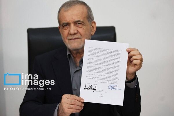 تصاویر لحظۀ امضای رئیس جمهور ایران پای یادداشت تفاهم نامۀ اسلامآباد - اسپوتنیک ایران  