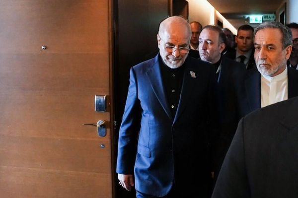 مشورت هیئت ایرانی میناب 168 به ریاست محمدباقر قالیباف در محل برگزاری مذاکرات - زوریخ - اسپوتنیک ایران  