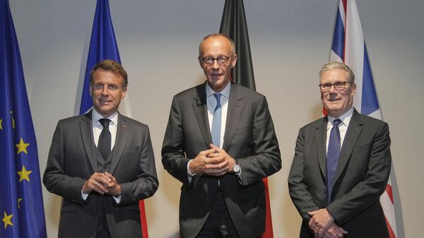 French President Emmanuel Macron, with Germany's Chancellor Friedrich Merz, and Britain's Prime Minister Keir Starmer - اسپوتنیک ایران  