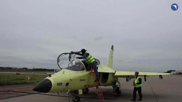 اولین پرواز آزمایشی موفقیتآمیز هواپیمای روسی Yak-130M - اسپوتنیک ایران  