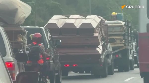 کامیونها تابوتهای خالی را به لا گوایرا، شهری در شمال ونزوئلا حمل میکنند که بیشترین آسیب را از زلزله دیده است - اسپوتنیک ایران  