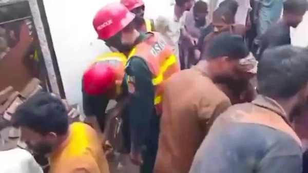 سقف یک مرکز آموزشی خصوصی در پاکستان فرو ریخت - اسپوتنیک ایران  