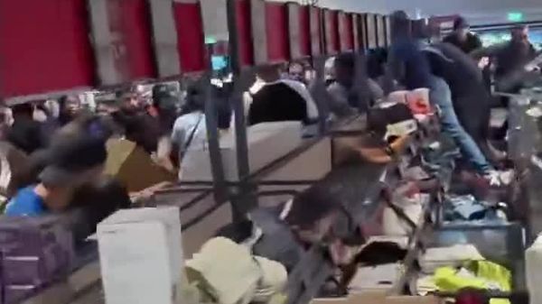 فرانسویها در فروشگاهها بر سر کولر و پنکه دعوا میکنند - اسپوتنیک ایران  