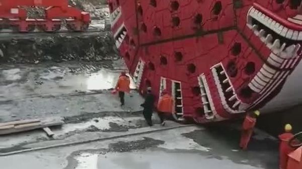 دستگاه تونلزنی - همزمان سنگ را خرد میکند، آن را خارج میسازد و پوشش محافظ را نصب میکند - اسپوتنیک ایران  