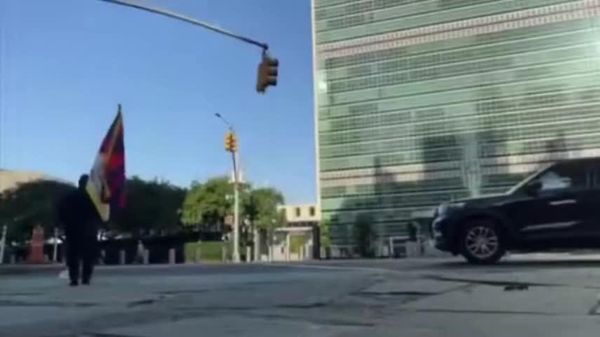 هشدار: خودسوزی یک فعال تبتی مقابل مقر سازمان ملل در نیویورک در اعتراض به سیاستهای چین در تبت - اسپوتنیک ایران  