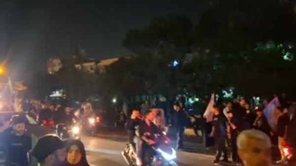 حال و هوای اطراف مصلی تهران؛ ساعتها مانده تا آغاز مراسم وداع با رهبر شهید ایران - اسپوتنیک ایران  