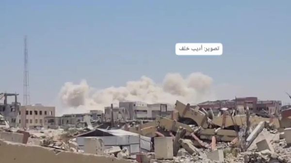 بلند شدن دود پس از عملیات تخریب ارتش اسرائیل در شرق خان یونس در جنوب نوار غزه - اسپوتنیک ایران  