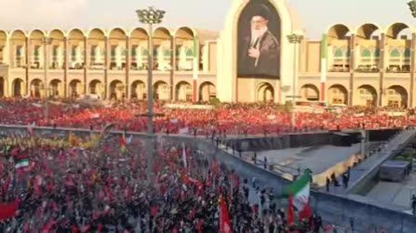 طنین شعارهای «مرگ بر آمریکا» و «مرگ بر اسرائیل» در مصلی تهران - اسپوتنیک ایران  