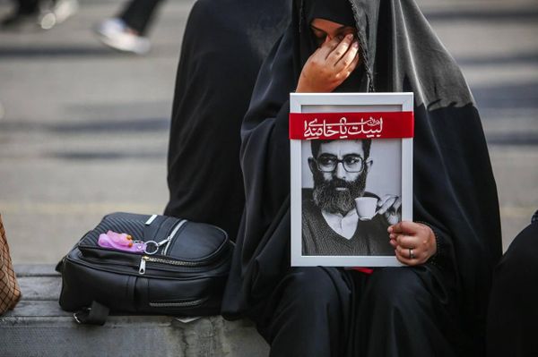 تصاویری از مراسم وداع با آیت الله خامنه ای رهبر سابق ایران در تهران - اسپوتنیک ایران  