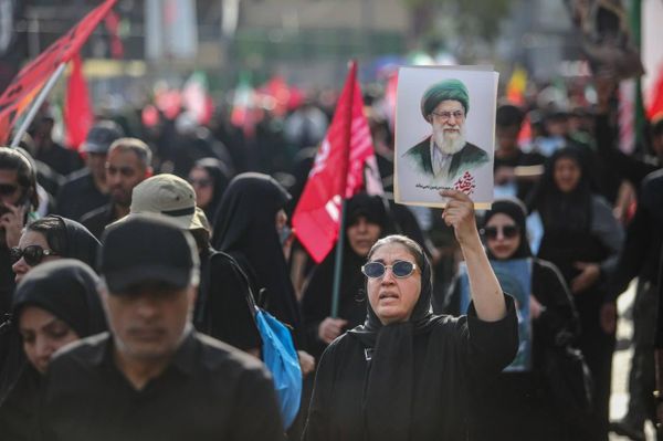 تصاویری از مراسم وداع با آیت الله خامنه ای رهبر سابق ایران در تهران - اسپوتنیک ایران  