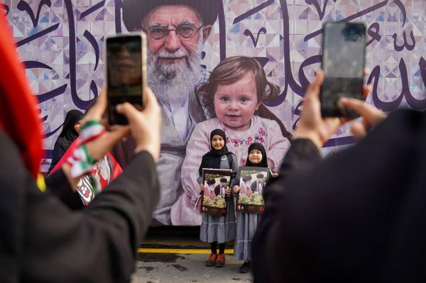 تصاویری از مراسم وداع با آیت الله خامنه ای رهبر سابق ایران در تهران - اسپوتنیک ایران  