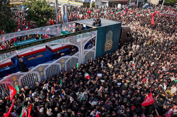 تصاویری از مراسم وداع با آیت الله خامنه ای رهبر سابق ایران در تهران - اسپوتنیک ایران  