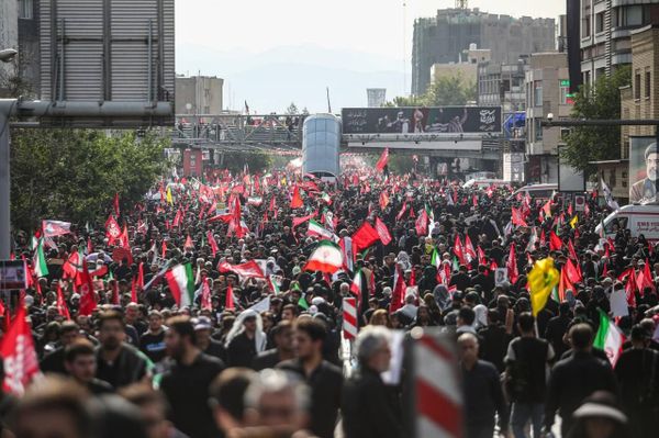 تصاویری از مراسم وداع با آیت الله خامنه ای رهبر سابق ایران در تهران - اسپوتنیک ایران  