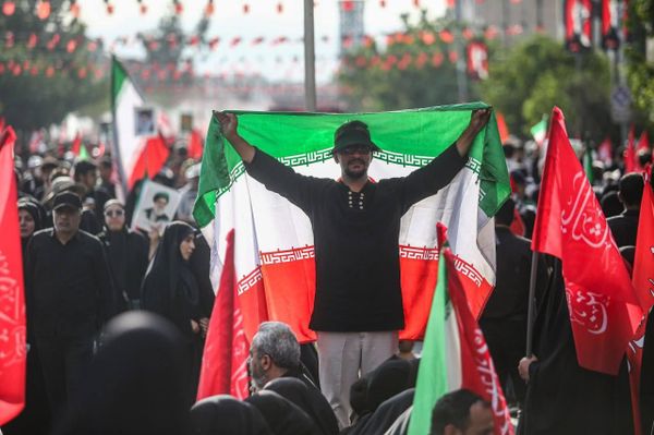 تصاویری از مراسم وداع با آیت الله خامنه ای رهبر سابق ایران در تهران - اسپوتنیک ایران  