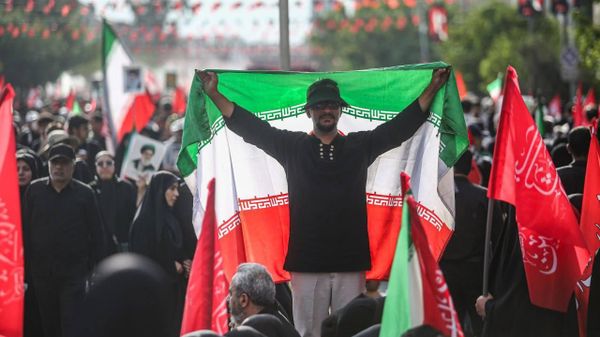 تصاویری از مراسم وداع با آیت الله خامنه ای رهبر سابق ایران در تهران - اسپوتنیک ایران  