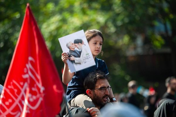 تصاویری از مراسم وداع با آیت الله خامنه ای رهبر سابق ایران در تهران - اسپوتنیک ایران  