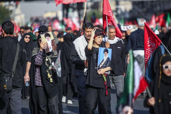 تصاویری از مراسم وداع با آیت الله خامنه ای رهبر سابق ایران در تهران - اسپوتنیک ایران  