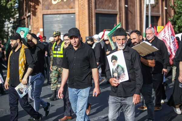تصاویری از مراسم وداع با آیت الله خامنه ای رهبر سابق ایران در تهران - اسپوتنیک ایران  
