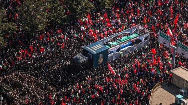 کارشناس: با وجود اتفاقات اخیر، ملت یکپارچه تر و متحد تر شده است - اسپوتنیک ایران  