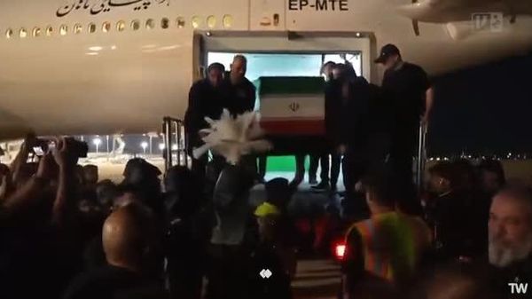 پیکر رهبر فقید ایران در فرودگاه نجف از هواپیما خارج شد - اسپوتنیک ایران  