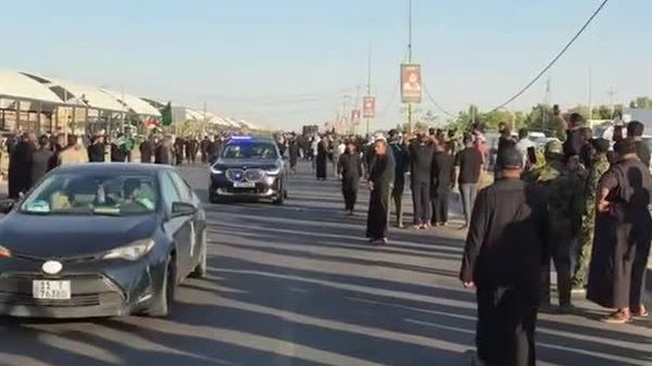 خودروی حامل پیکر رهبر فقید ایران در مسیر پیادهروی نجف به کربلا - اسپوتنیک ایران  