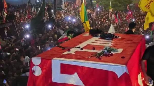 اهالی کربلا پیکر رهبر فقید ایران را گلباران کردند - اسپوتنیک ایران  