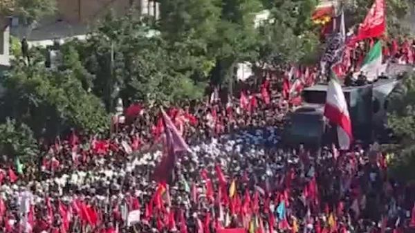 پیکر رهبر پیشین جمهوری اسلامی وارد میدان 15 خرداد مشهد شد - اسپوتنیک ایران  
