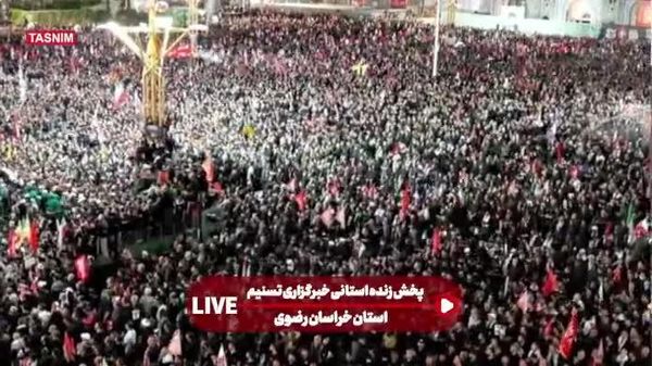 ازدحام جمعیت در صحن حرم رضوی، ورود پیکر رهبر پیشین ایران را به تأخیر انداخت - اسپوتنیک ایران  