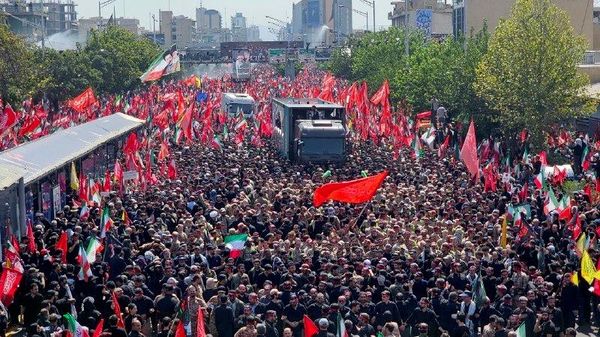 تکامل سوگواری در ایران؛ از تشییع خودجوش خمینی تا آیین دولتی خامنهای - اسپوتنیک ایران  