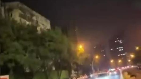 بخش بزرگی از جاده ای در چین فرو ریخت و سه ماشین را با خود به گودال فروبرد - اسپوتنیک ایران  