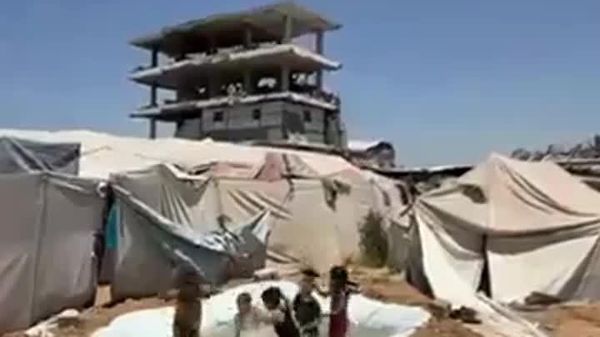 آب بازی کودکان فلسطینی در کنار چادرهای آوارگان در غزه برای فرار از گرمای شدید - اسپوتنیک ایران  