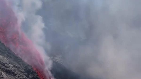 ثبت رفتار نادر جریان گدازه در آتشفشان اتنا؛ جدا شدن و فروپاشی قطعه بزرگ سنگ - اسپوتنیک ایران  