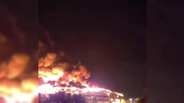یکی از بزرگترین مراکز لجستیکی اوکراین در نزدیکی کی یف، پس از حمله هوایی روسیه، به طور کامل در آتش سوخت - اسپوتنیک ایران  