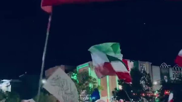 پرچم اسپانیا در تجمع شبانه مشهد - اسپوتنیک ایران  