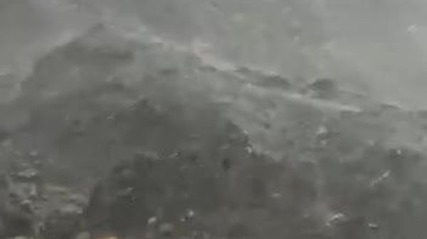جاده بین روستاهای السودی و حرمات در استان حمرا، عمان، چند ساعت پیش در هنگام بارندگی شدید - اسپوتنیک ایران  