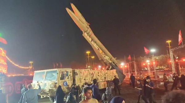 موشک ذوالفقار در میدان آزادی تهران - اسپوتنیک ایران  