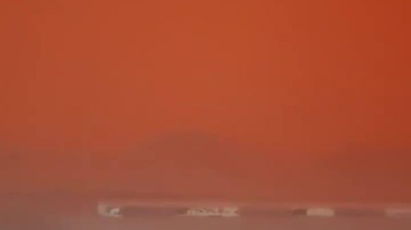 آسمان شهر این-گزام در جنوب الجزایر به دلیل طوفان شدید شن به رنگ قرمز درآمد - اسپوتنیک ایران  