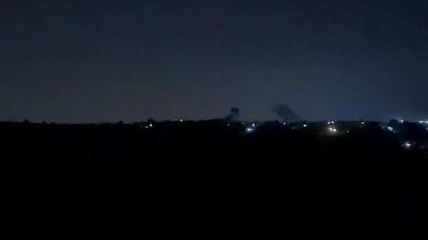 گلولهباران توپخانهای شدید شهر مجدل زون و حومه شهرهای منصوری و هنیه در جنوب لبنان توسط اسرائیل - اسپوتنیک ایران  
