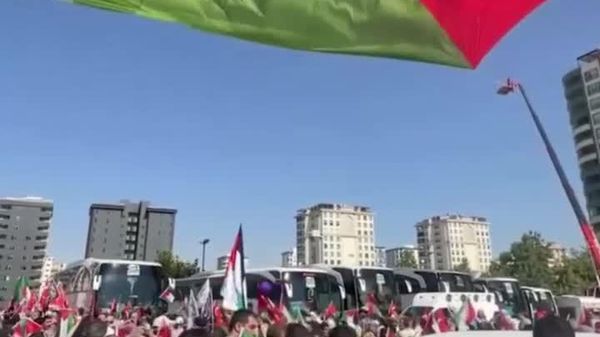 استقبال گسترده از کاروان فلسطینی در شانلیاورفه با پرچمها و شعارهای همبستگی - اسپوتنیک ایران  