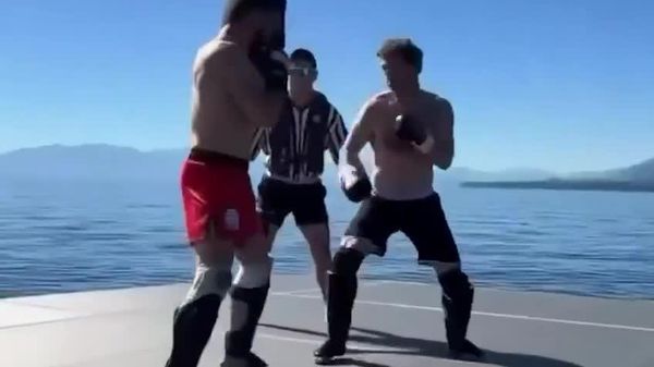 مارک زاکربرگ و قهرمان سابق UFC، دوالیشویلی، در دریاهای آزاد با هم مبارزه کردند - اسپوتنیک ایران  