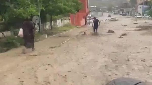 نجات کودک در حال غرق شدن در داغستان روسیه توسط معاون شهرداری منطقه - اسپوتنیک ایران  